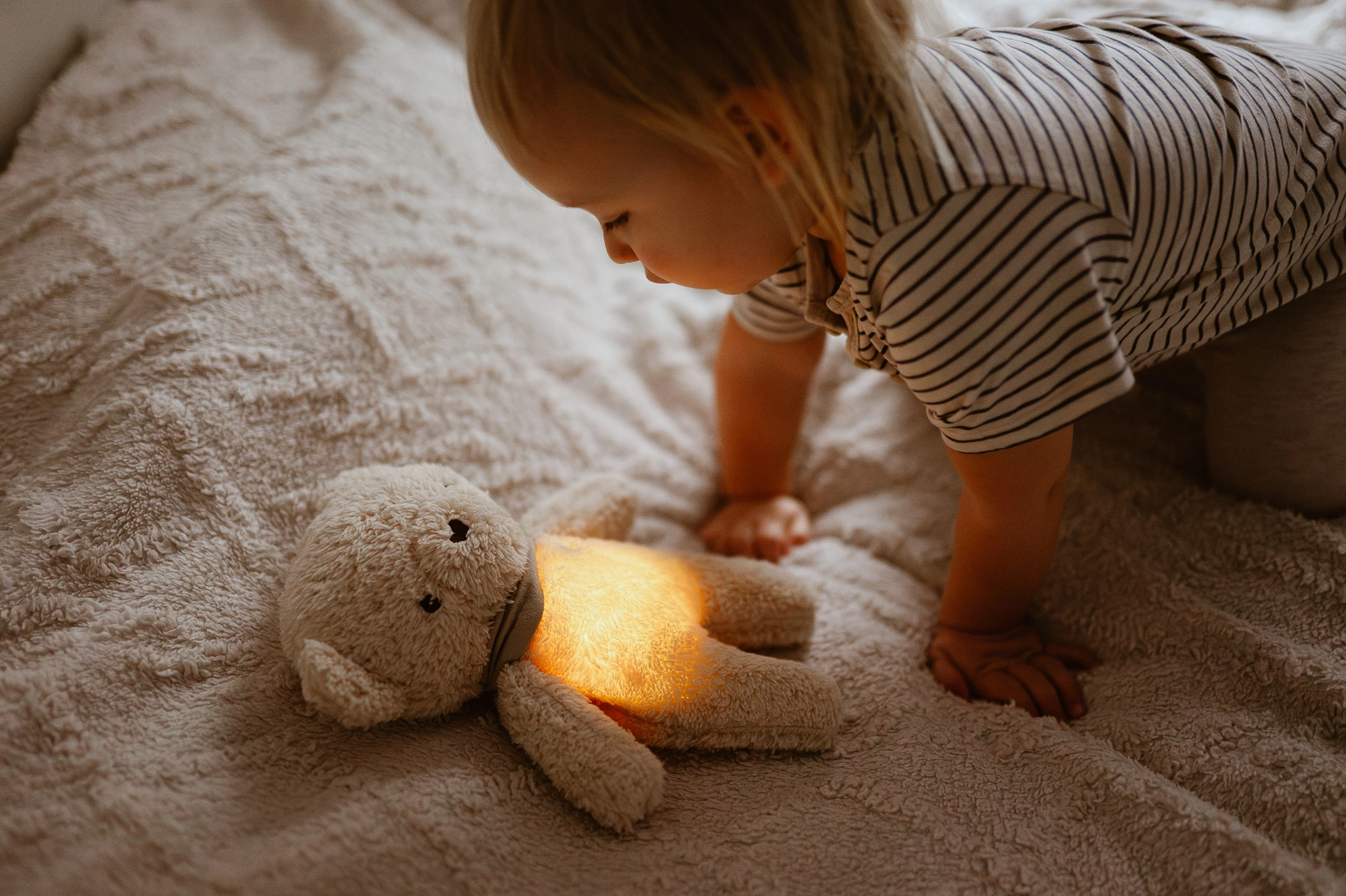 Jak bawić się z dzieckiem, używając pluszaków ze światłem i dźwiękiem?