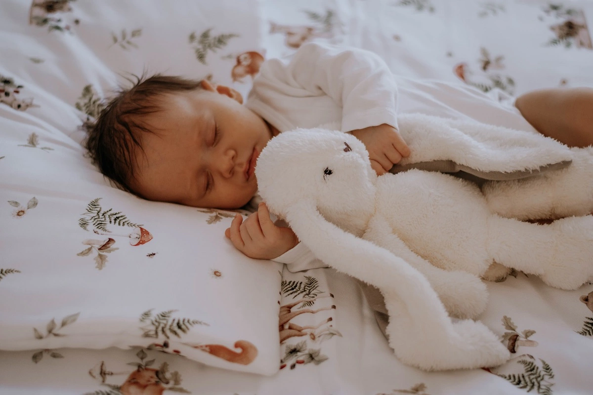 Kolki nocne u niemowląt – jak radzić sobie z płaczem i usypianiem?