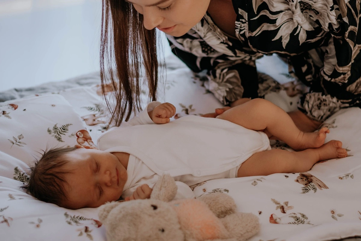 Czy spanie z dzieckiem to dobry pomysł? Fakty i mity o współspaniu