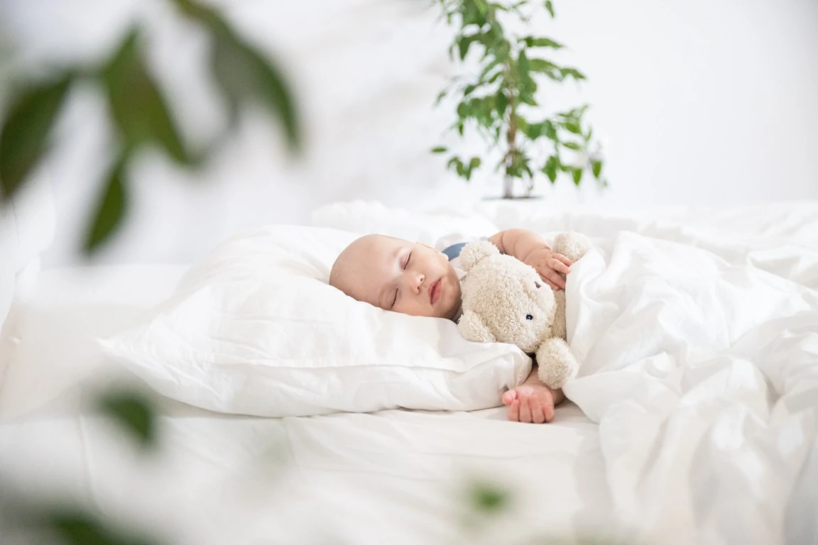 Świąteczne wyjazdy z małym dzieckiem: jak nie zaburzyć jego rytmu snu?